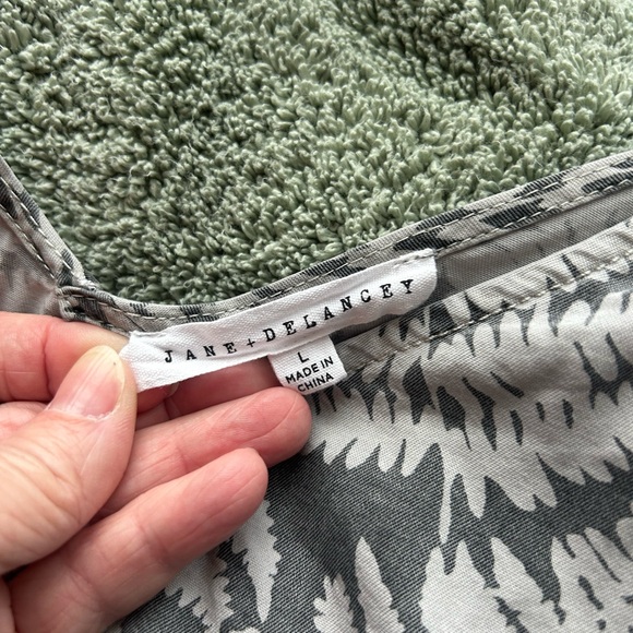 Elegant Gray and White Fern Print Camisole - Picture 2 of 4